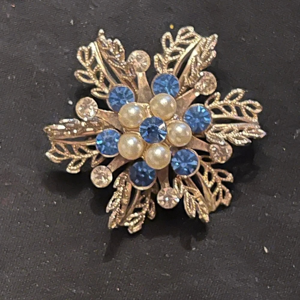 Vintage Gold Tone Snowflake Starburst Brooch Blue and Clear rhinestones